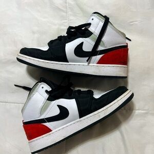 Air Jordan 1 Mid Red Black Toe